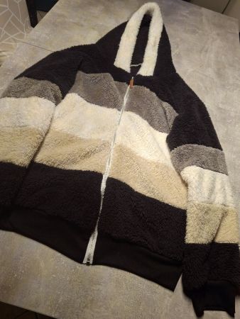 Veste matière douce capuchon taille M