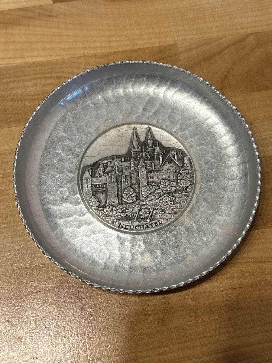 Tutte le decorazioni: Teller aus aluminium / Neuchâlet – Usato da Rümlang venduto da SchumBru10