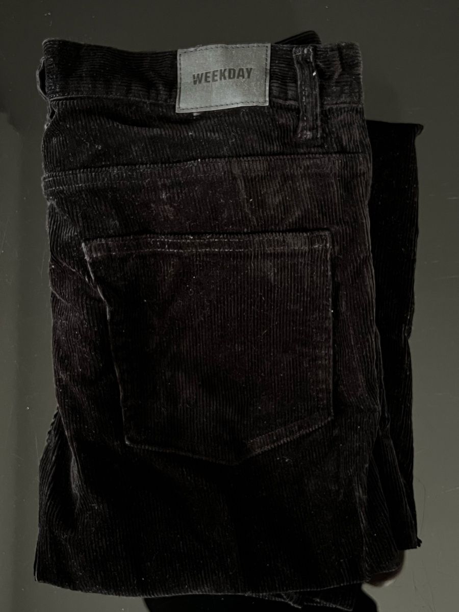 Weekday Pantaloni: Weekday pants corduroy – Usato da Renens VD venduto da ale_q6bz