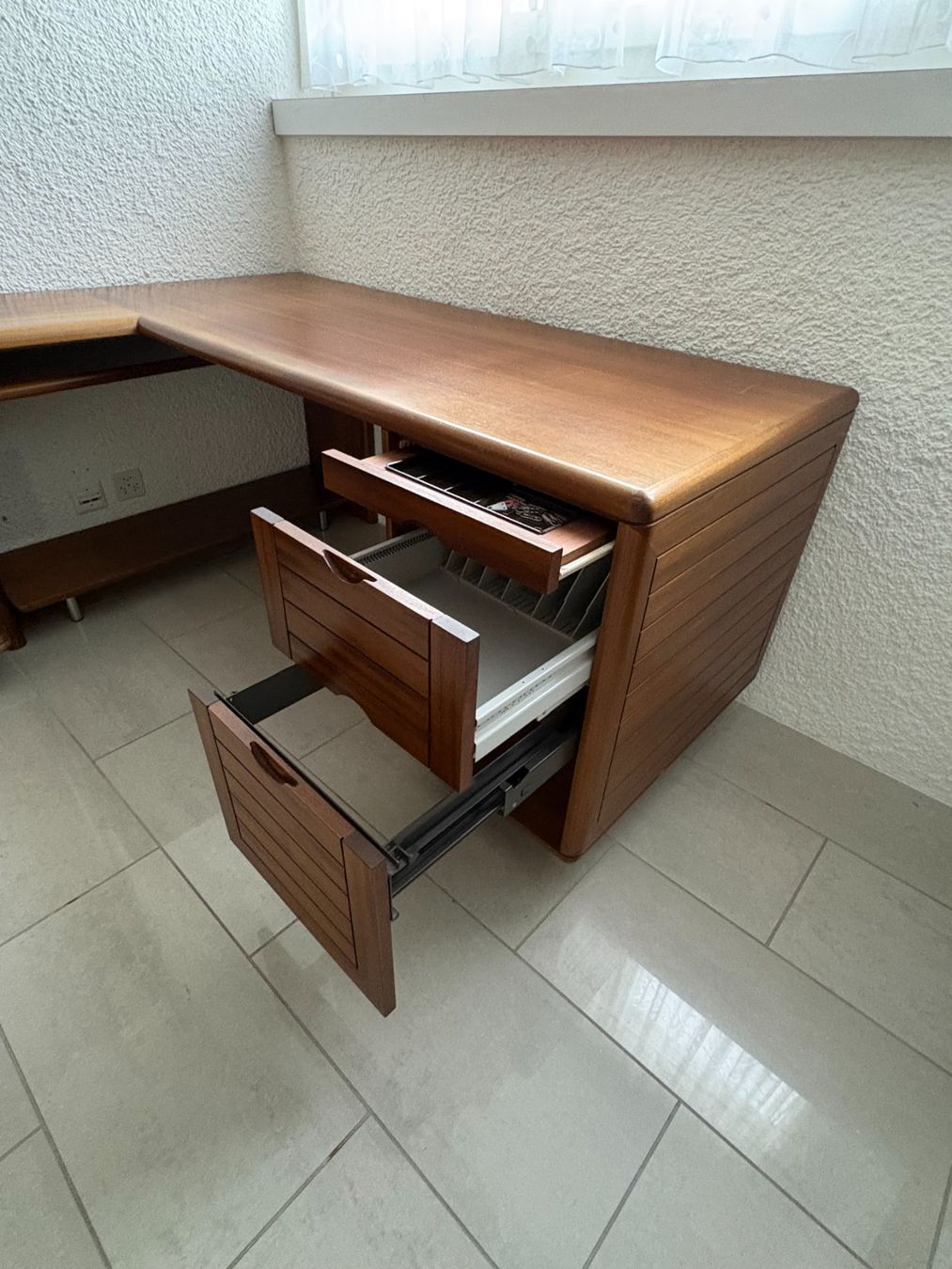 Bureaux: Bürotisch mit passenden Regalsystem – D'occasion à Zürich par philipbucher01 1