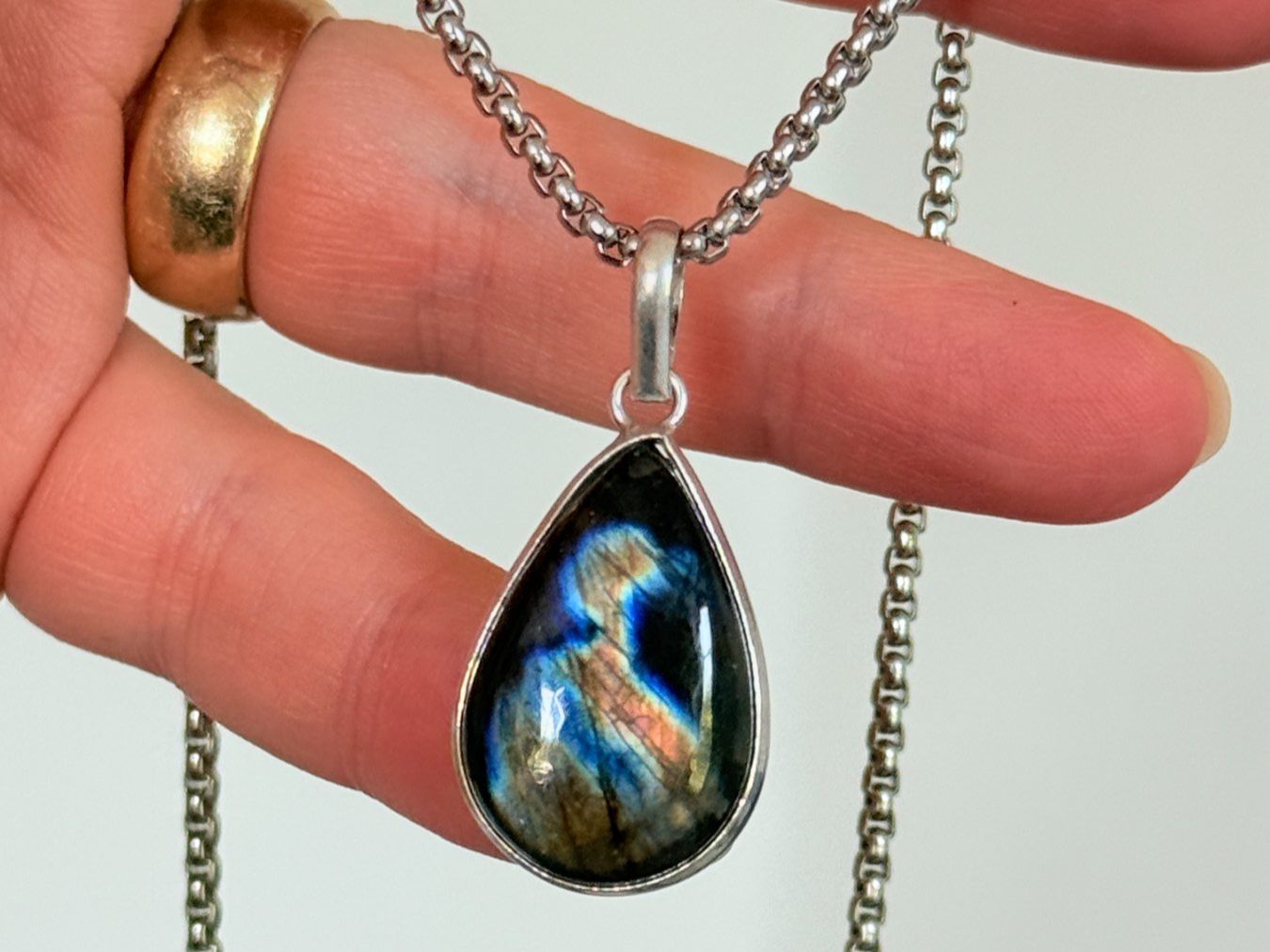 Ketten: Collier avec labradorite - Élégant & Naturel! – Neu und originalverpackt aus Genève von AWWA