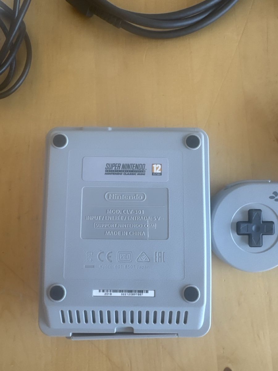 Nintendo Consoles: Super Nintendo Classic Mini Console & 2 Manettes – D'occasion à Flanthey par juju0794 1