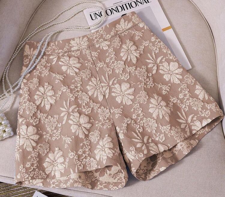 Pantalons: Kurze Hose 3 D Blumenmuster Grösse S NEU – Neuf (Voir description) à Bühler par Princess2016