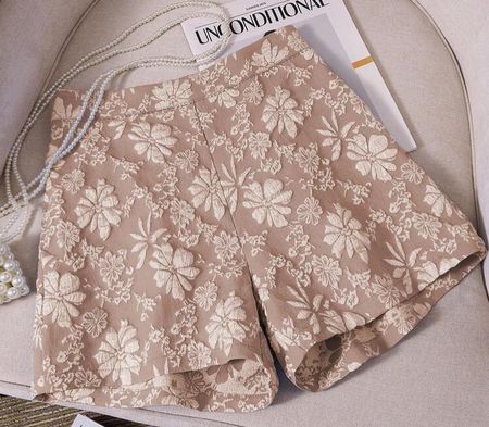 Kurze Hose 3 D Blumenmuster Grösse S NEU