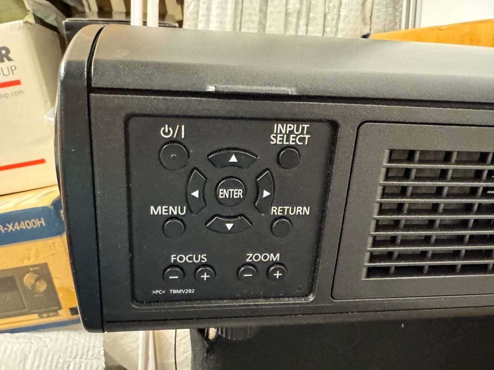 Panasonic Vidéoprojecteurs: Panasonic PT-AT6000E + Zubehör – D'occasion à Basel par Alexander_Hofmann 6