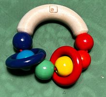 Holz-Greifling / Babyrassel mit farbigen Kugeln und Ringen