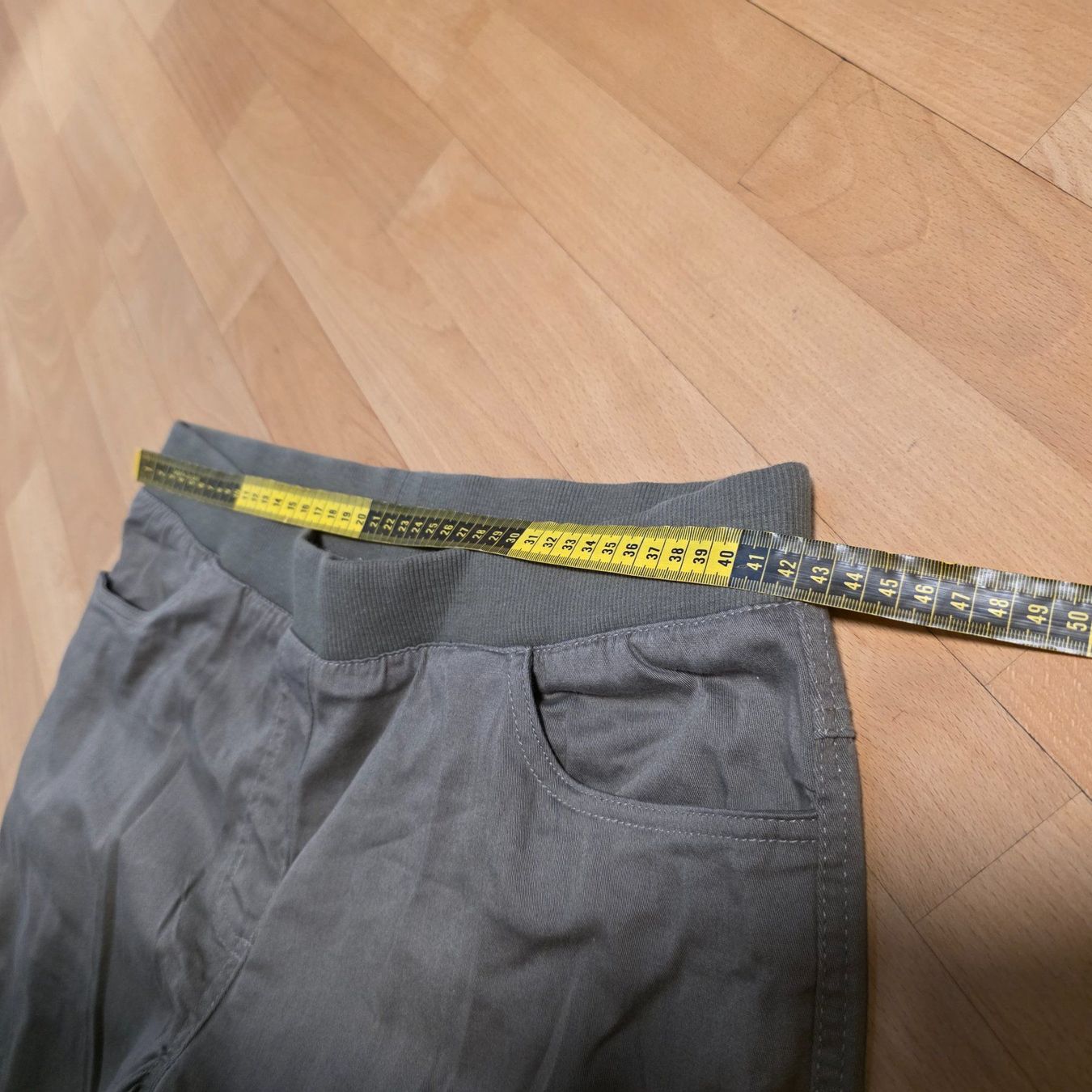 Pantaloni: Olivgrüne Hose Gr. 44 neuwertig – Usato da Wald ZH venduto da CapLux 5
