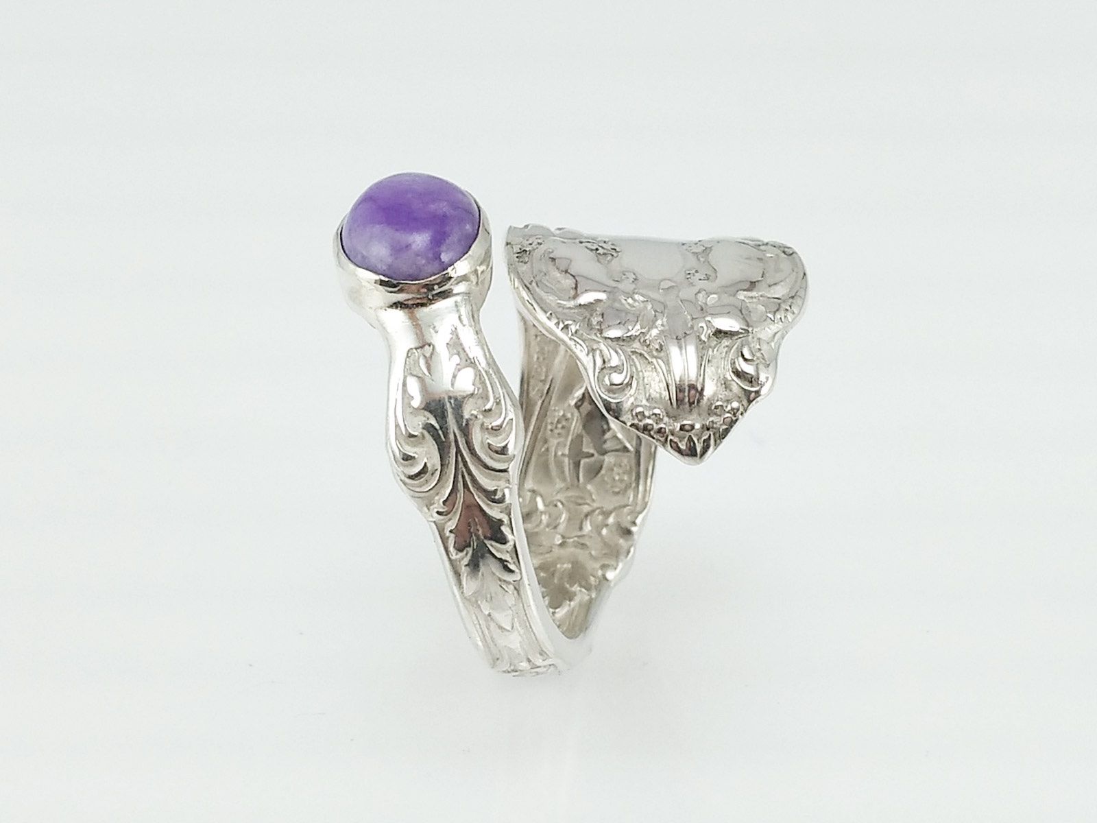 Anelli: Offener Silberring im Jugendstil mit ovalem Sugilith – Nuovo e nell'imballaggio originale da Meilen venduto da Byrd-bijoux