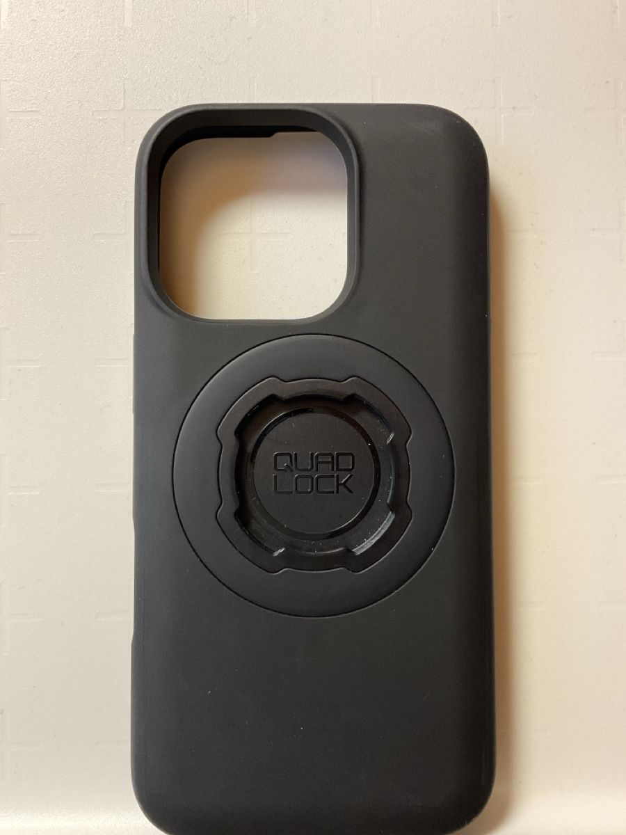 Quad Lock Covers & Schutzfolien: Quad Lock iPhone Hülle schwarz neuwertig – Gebraucht aus St. Gallen von Tumbleweedy