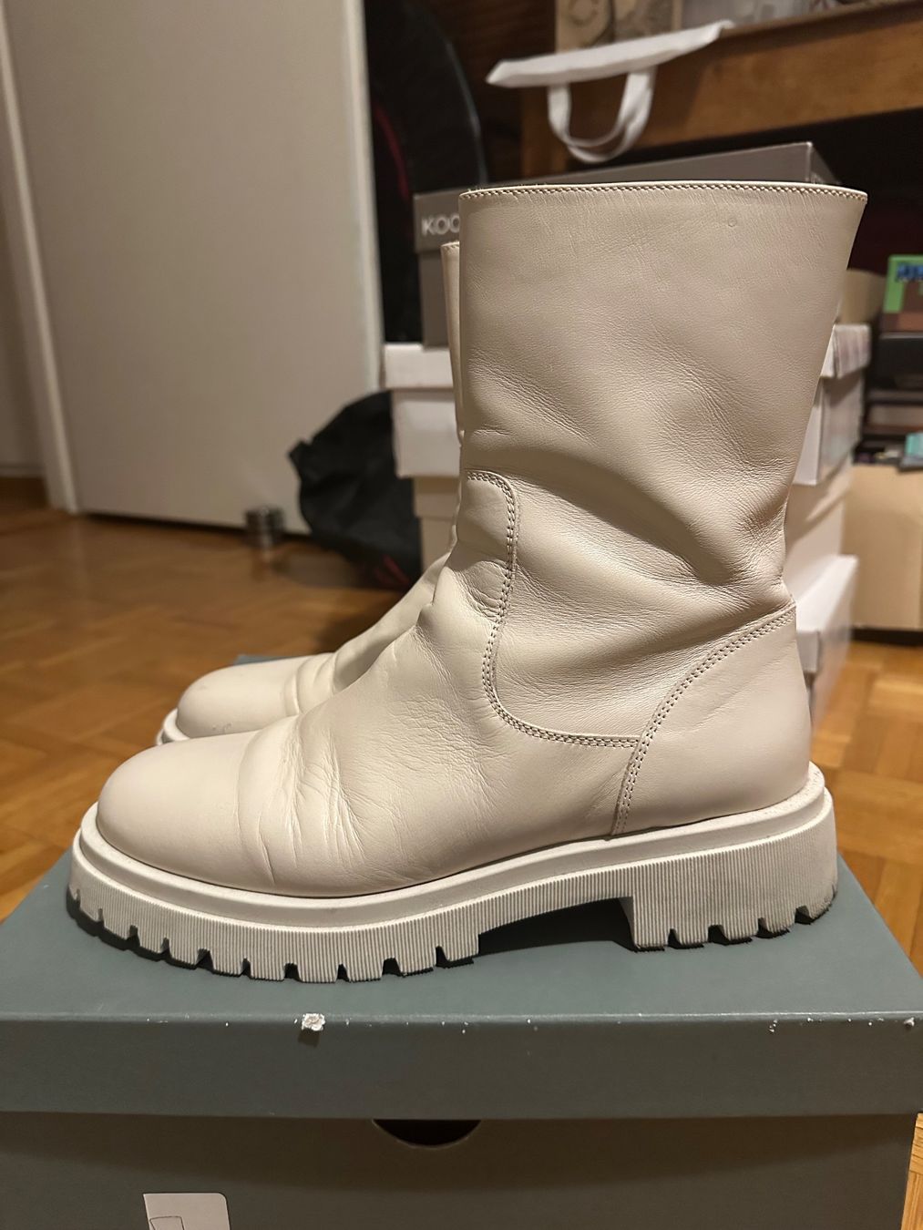 Chaussures femmes: Bottines Minelli beige en cuir – D'occasion à lausanne par Bigmama777