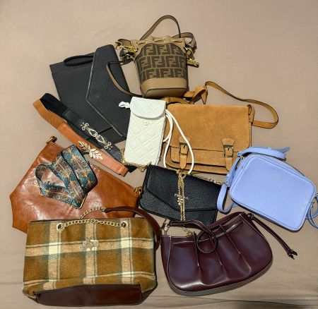 Lot de sacs à main, pochettes et 2 ceintures