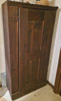 Alter Holzschrank mit Tablaren