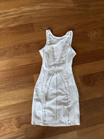 Weisses Kleid mit Nietenbesatz und Rückenausschnitt