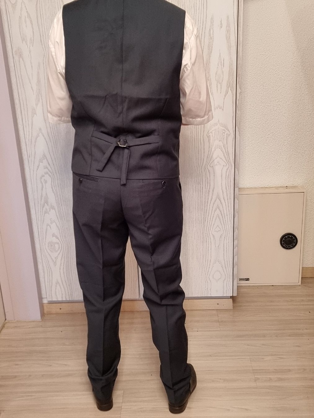 Anzüge: Herren Anzug mit Gilet – Neu und originalverpackt aus Uetendorf von .Eidgenosse. 6