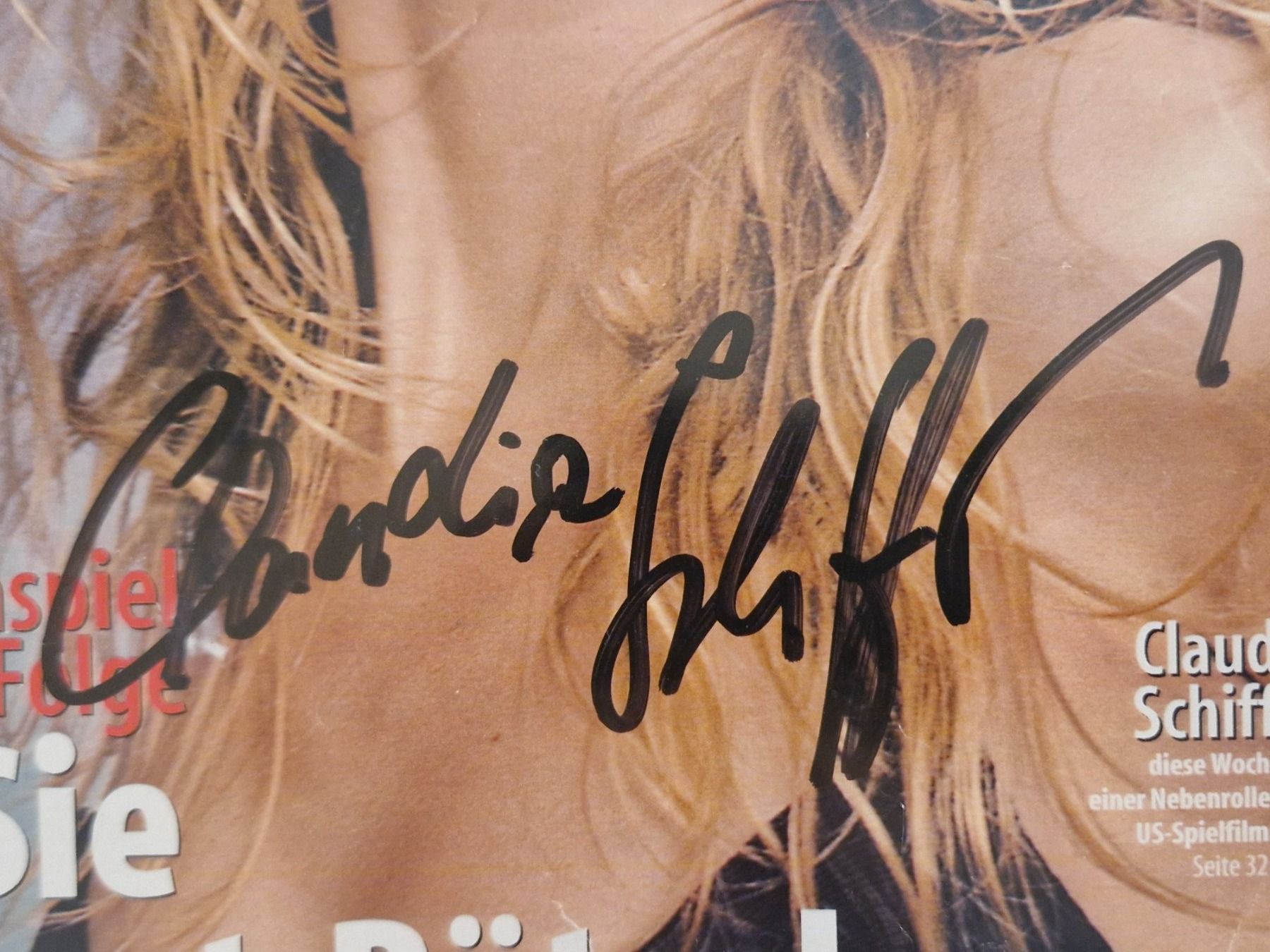 Autografi: Claudia Schiffer, Original Autogramm auf Titelseite in Farbe – Usato da Salmsach venduto da Schusoa 1