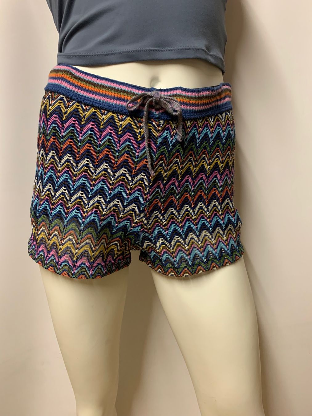 Pantaloni: Bunte Häkelshorts mit Zickzackmuster, Grösse S – Usato da Rosshäusern venduto da MiJoDoOl