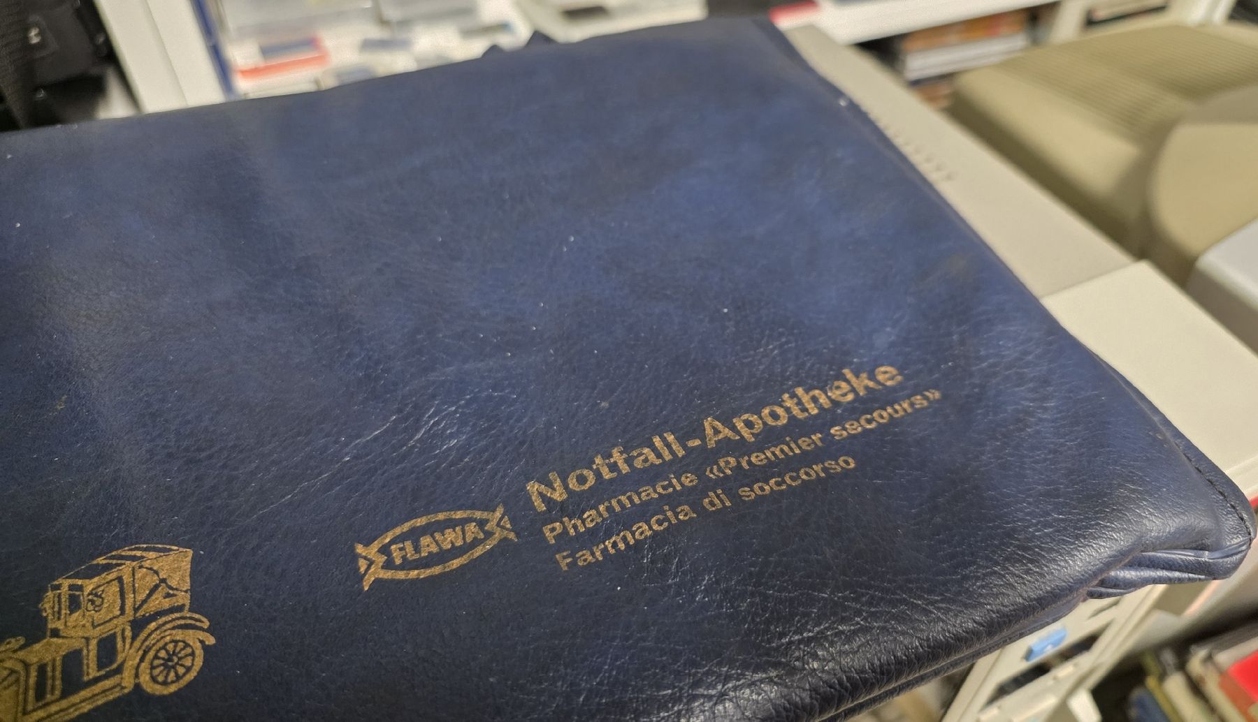 Automobili: Notfall Apotheke Ledertasche für Oldtimer Autos – Usato da Reinach BL venduto da _MasterK_ 1