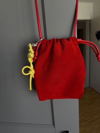 Cos Tasche mit Anhänger