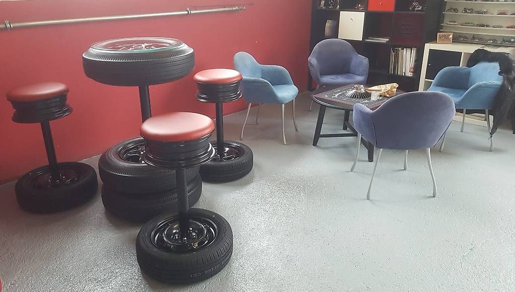 Tavoli: 1 Bartisch, 3 Hocker im "Wheel ArtTech" Design – Nuovo (secondo la descrizione) da Oberwangen b. Bern venduto da mfmr 1