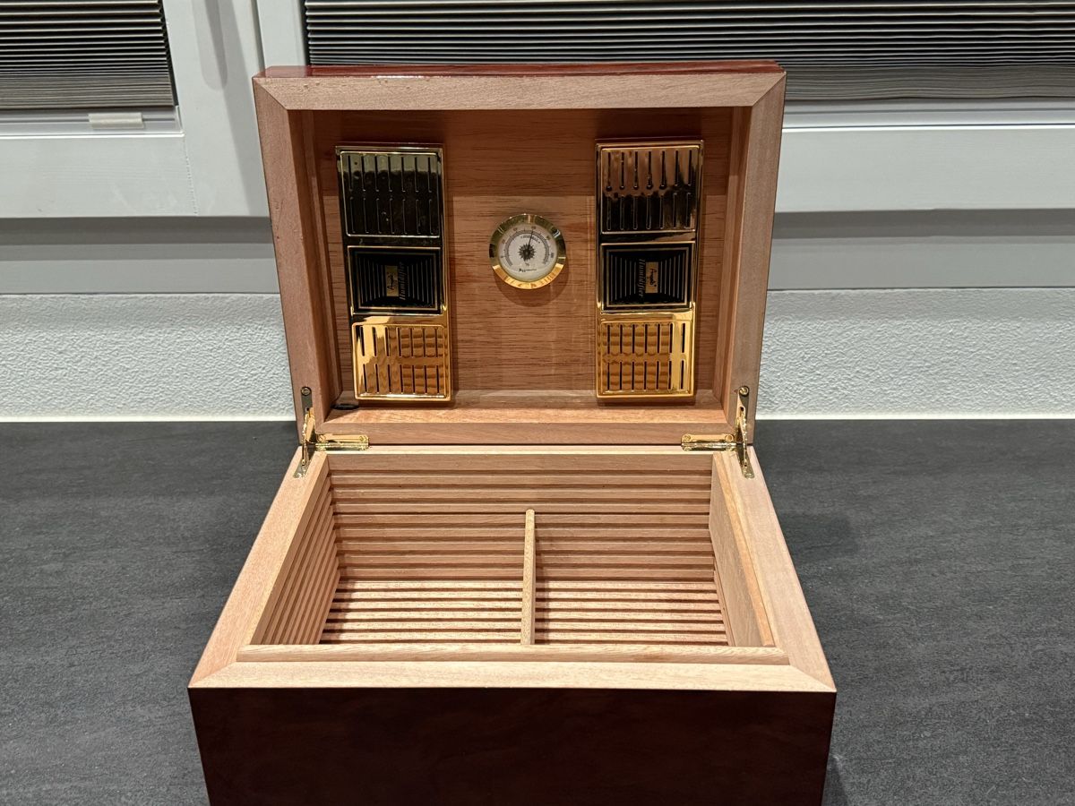 Humidore: Holz Humidor mit Hygrometer und Befeuchtern – Gebraucht aus Wil SG von flo_svr7