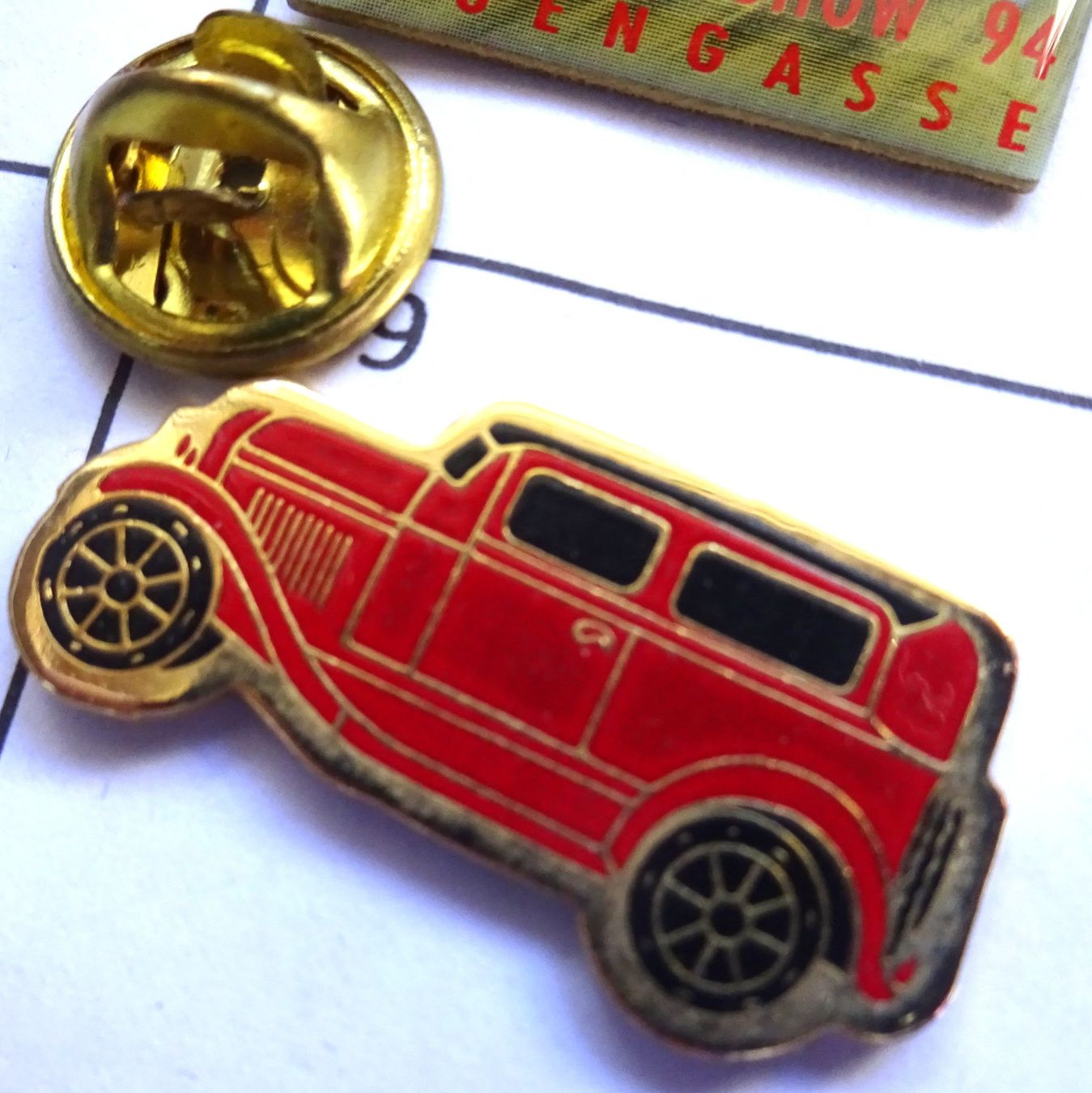 Placchette & Badge: Pin Auto ROT – Usato da Utzenstorf venduto da BUtter81