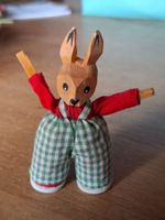 Lotte Sievers-Hahn Häschen-Figur aus Holz mit Kleidung