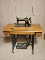 Antike Singer Nähmaschine mit Tisch
