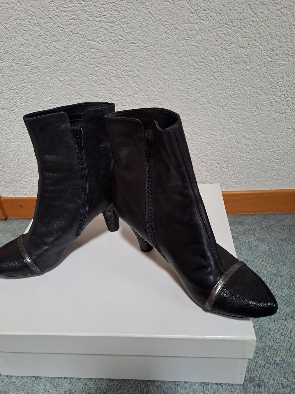 Chie Mihara Scarpe da donna: Chie Mihara, schwarze Stiefelette, NP 469.--, Gr. 38,5, – Usato da Frauenfeld venduto da Andadaa 1