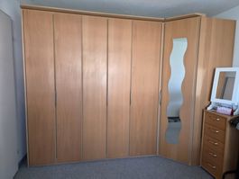 Massiver Kleiderschrank