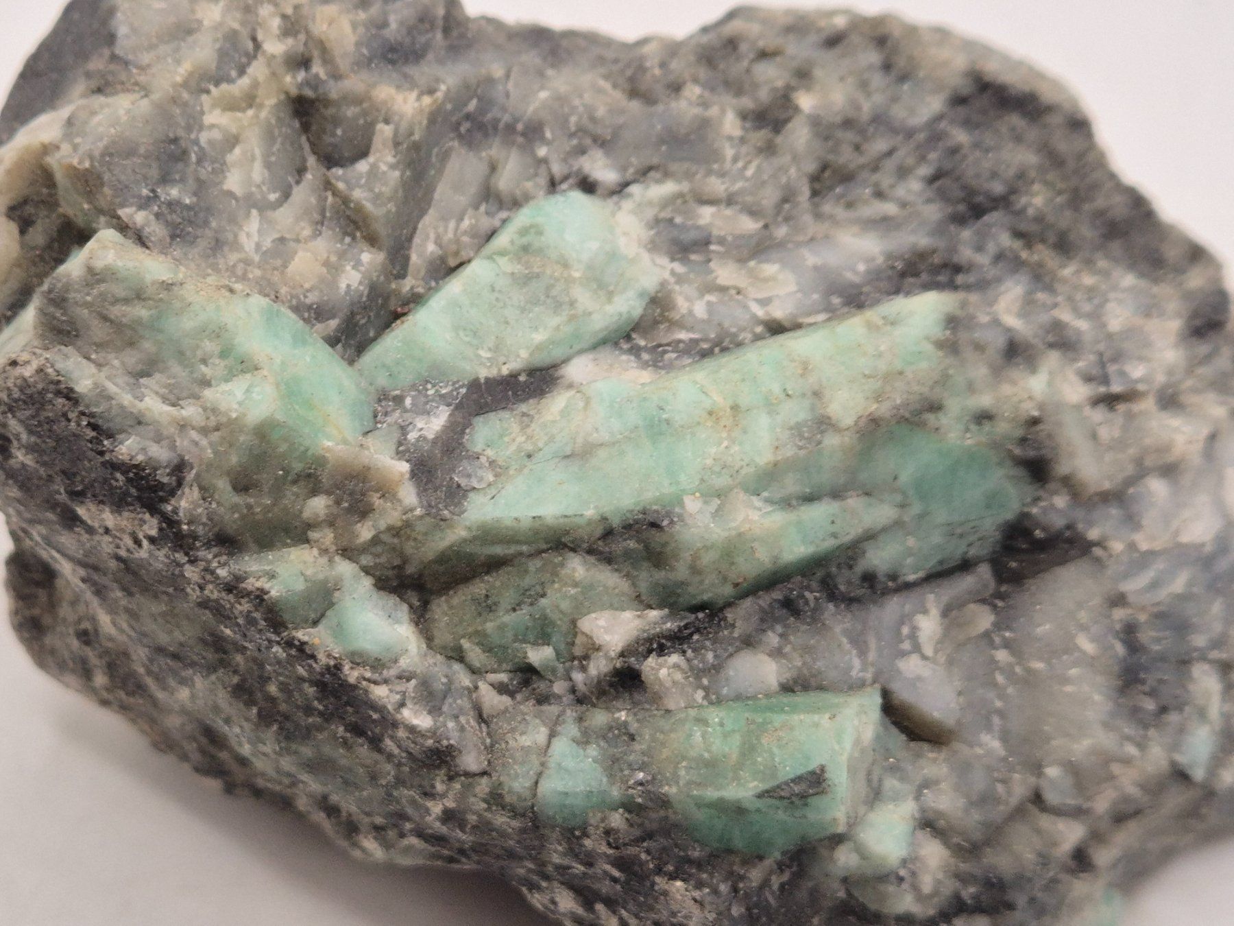 Mineralien & Heilsteine: Smaragd roh in Muttergestein (277) – Neu und originalverpackt aus Winterthur von LukasMineralienOase