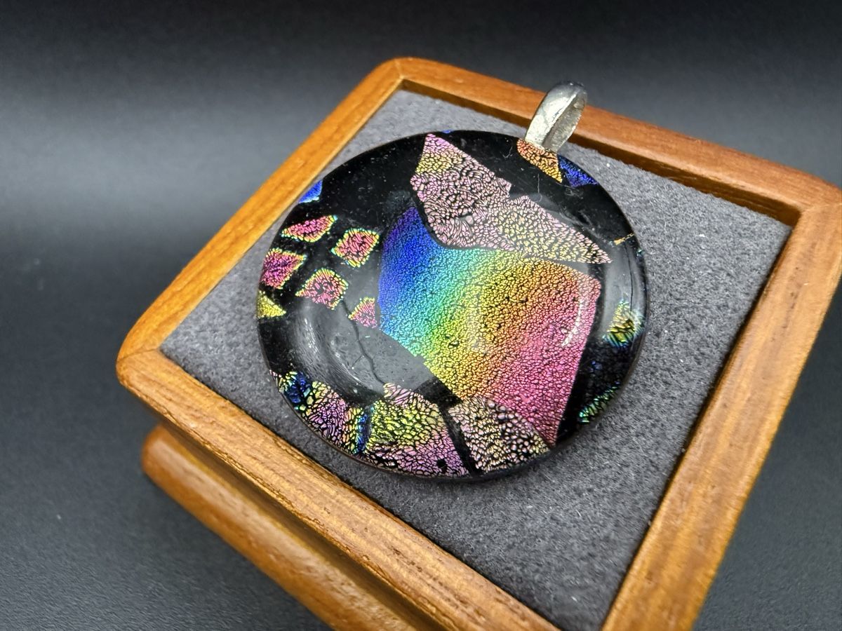 Ciondoli: Glasanhänger mit Regenbogenreflexen – Usato da Lamone venduto da LaCantinaMagica 3