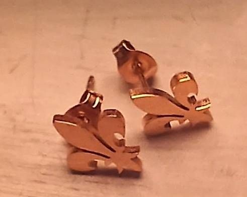 Ohrringe & -stecker: Goldfarbene Ohrringe "Fleur de lis" – Gebraucht aus Unterkulm von Timmi19