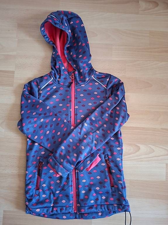 Vestes & Manteaux: Softshellanzug mit Blattmuster Grösse 122/128 – D'occasion à Glattfelden par SinaM90