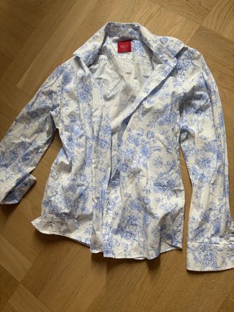 Hemd mit Blumenmuster  97% Baumwolle