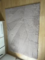 Flauschiger Teppich in lilafarben