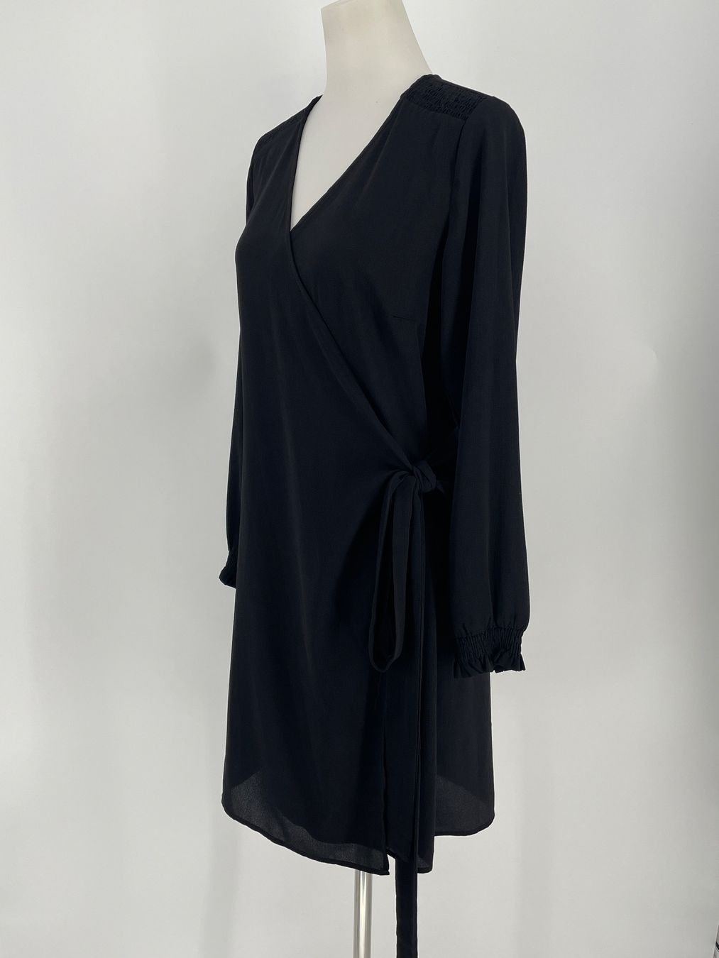Kleider: Schwarzes elegantes Wickelkleid, Gr. 36 von Kaffe – Neu (gemäss Beschreibung) aus Auenstein von moin. 1