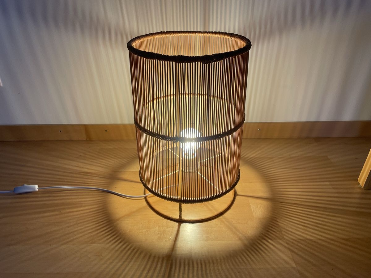Lampade: Stehlampe mit schönem Lichtmuster – Usato da Thalwil venduto da Andieg