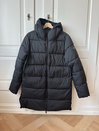 Neuer Marangu Daunenmantel von Ecoalf