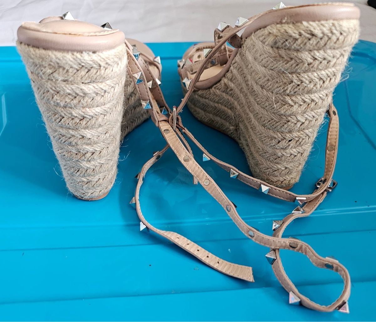Scarpe da donna: Sandales compensées beige avec clous argentés - Taille 38 – Nuovo (secondo la descrizione) da Henniez venduto da jcf_6rzc 2