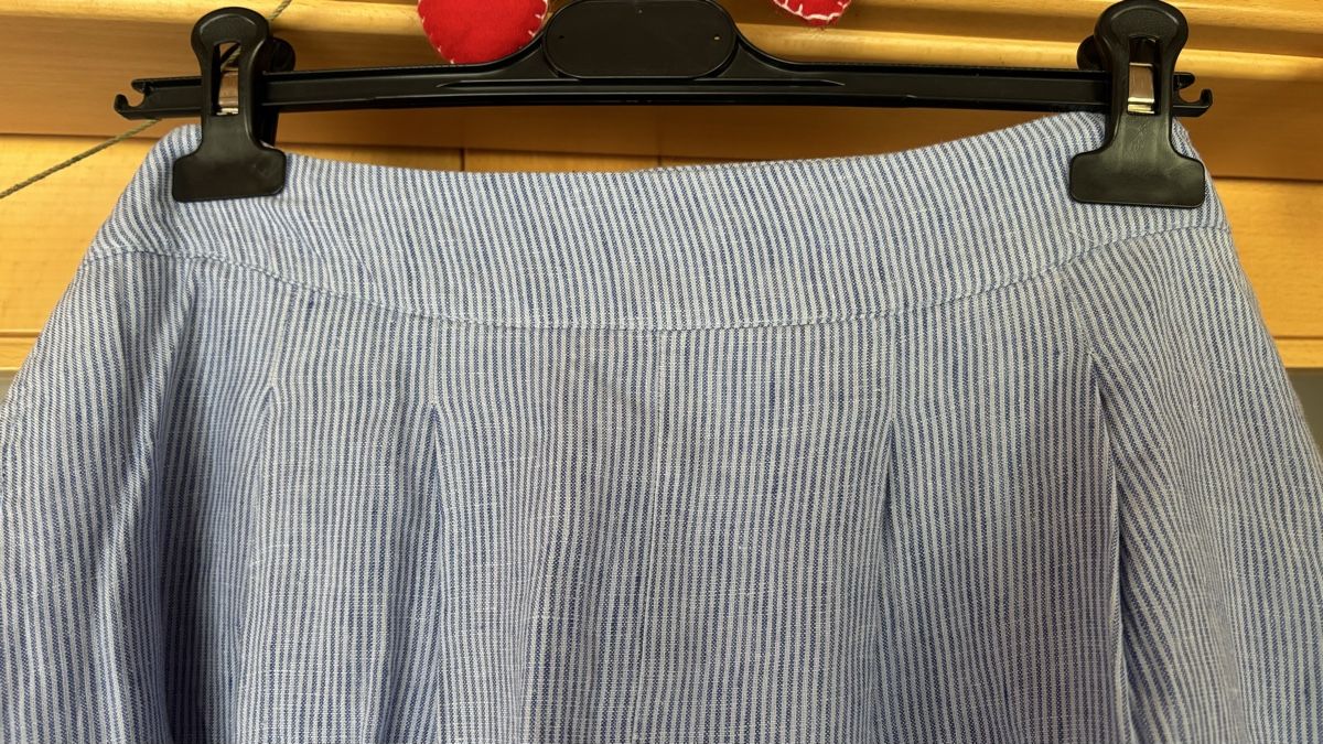 Esprit Gonne: Jupe Esprit bleue rayée taille 38 bon état – Usato da Pomy venduto da Pomnath 1