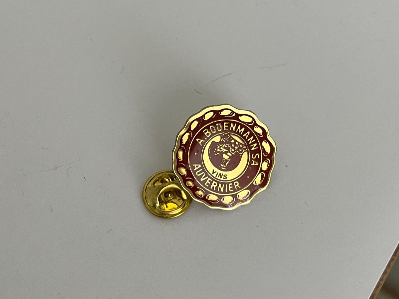 Placchette & Badge: Pin A. Bodenmann SA Vins Auvernier – Usato da Dietikon venduto da sch_w2tw