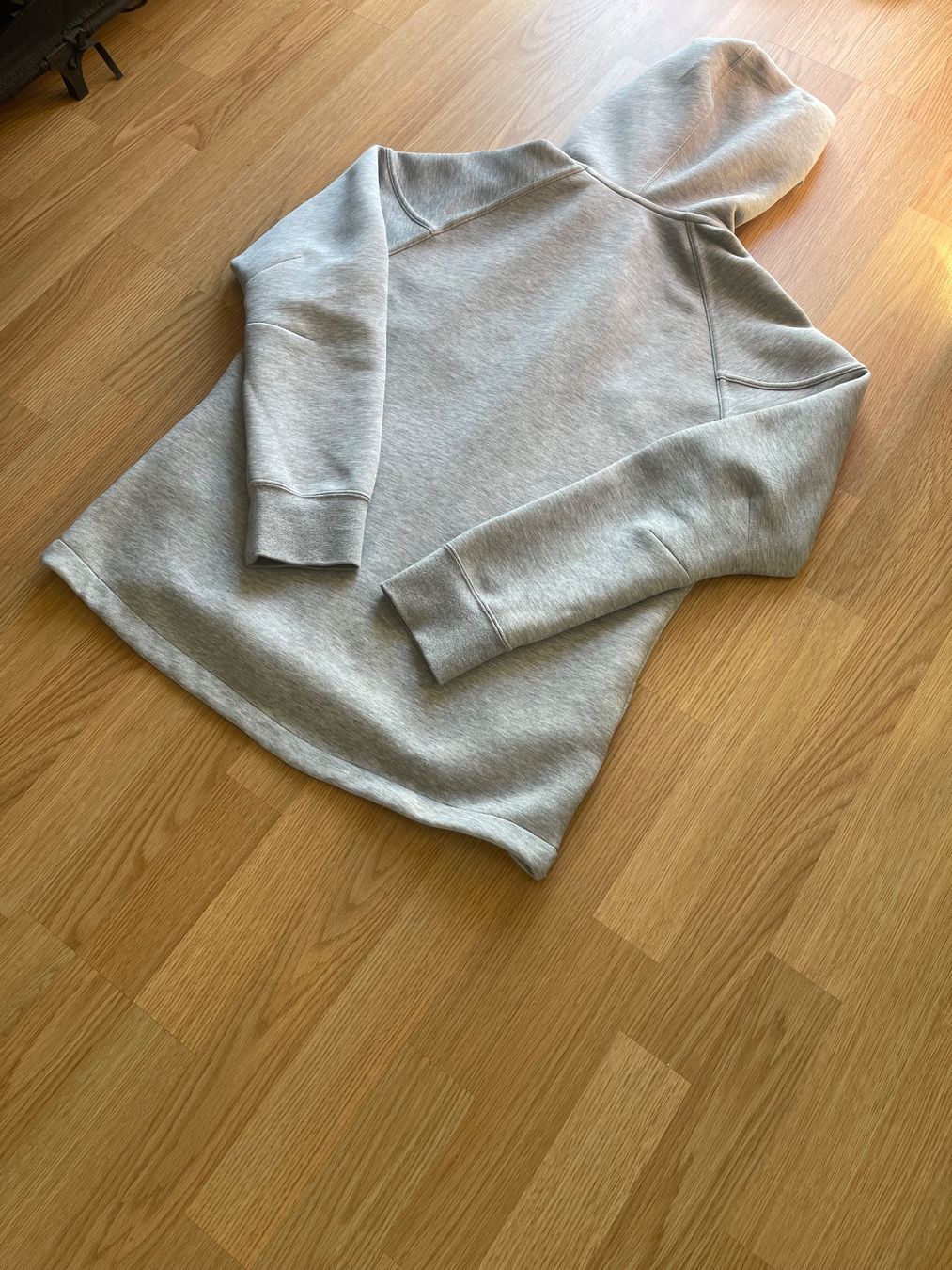 Nike Maglioni & Felpe: Nike Tech Fleece Kapuzenpulli grau – Usato da Biel/Bienne venduto da sof_yx5y 4