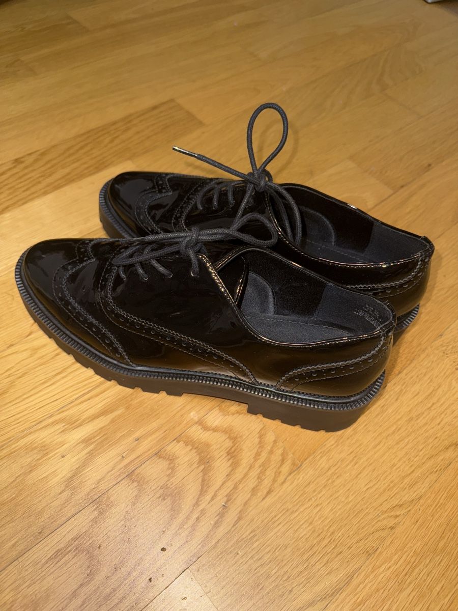 H&M Scarpe da donna: NEU Loaferd Schwarz Lack H&M Grösse 41 – Nuovo (secondo la descrizione) da Zug venduto da MC2CC 1