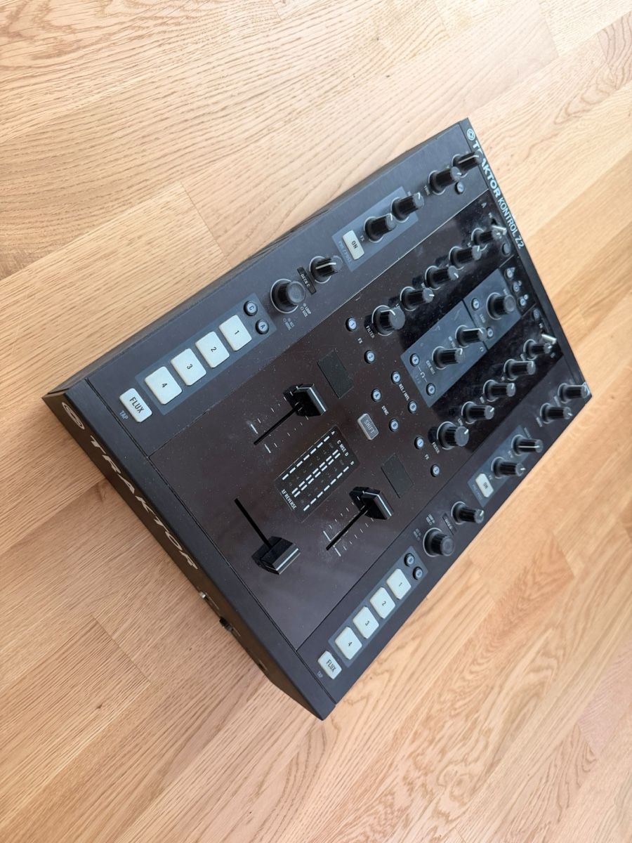 Native Instruments Mischpulte: Native Instruments Traktor Kontrol Z2 DJ Mixer + Decksaver | – Gebraucht aus Sirnach von Luca1217
