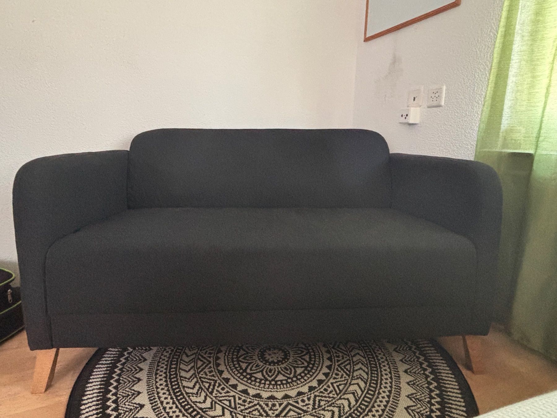 Ikea Divani: Zweisitzer Sofa dunkelgrau mit Holzbeinen – Usato da Leuzigen venduto da sophs20