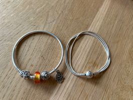 2 pandora armbänder und charms