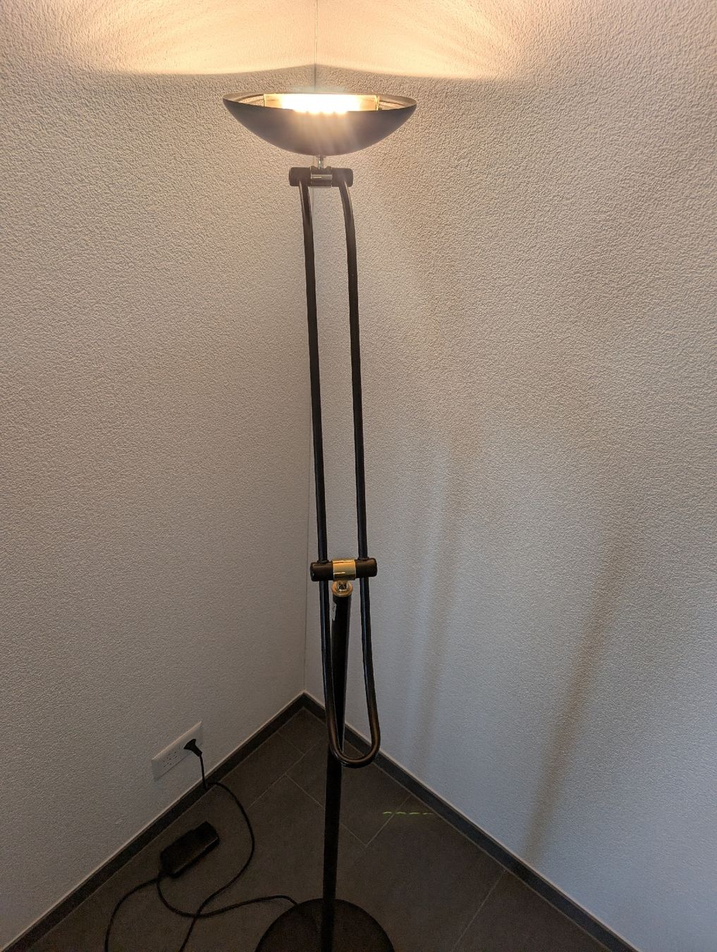 Lampes: Stehlampe, dimmbar mit Schwenkarm – D'occasion à Buttwil par Sadusk 2