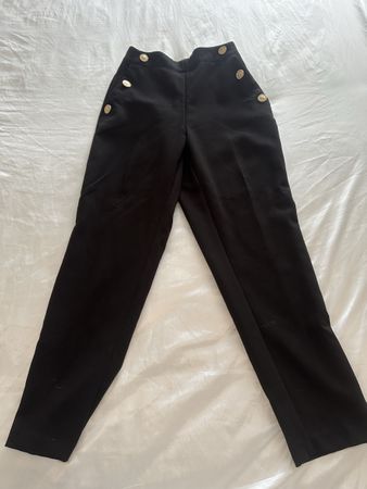 Elegante schwarze Hose mit Knöpfen 