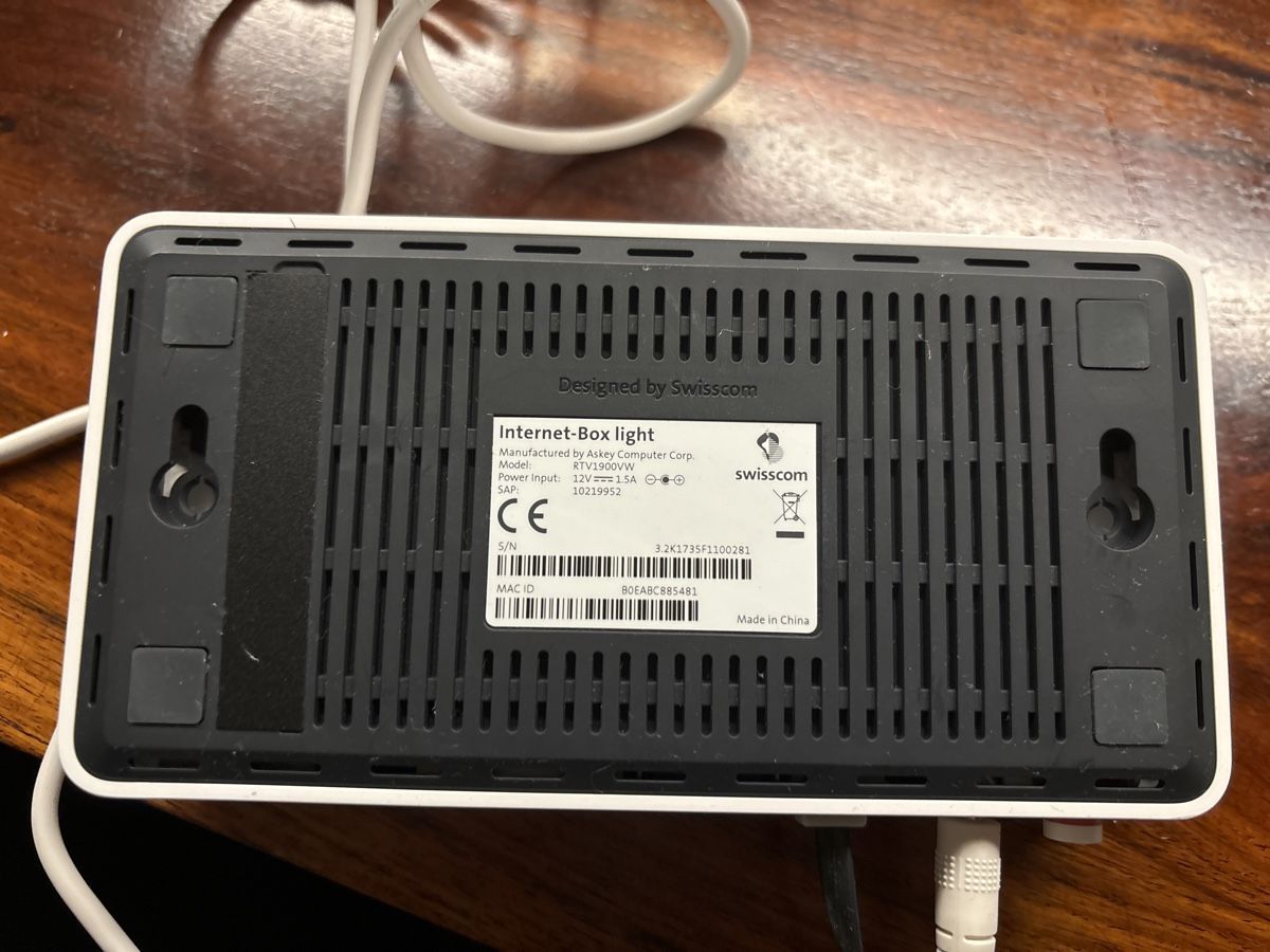 Swisscom Modem & Router: Swisscom Internet-Box Light, Router – Usato da Biel-Benken BL venduto da ste_86wx