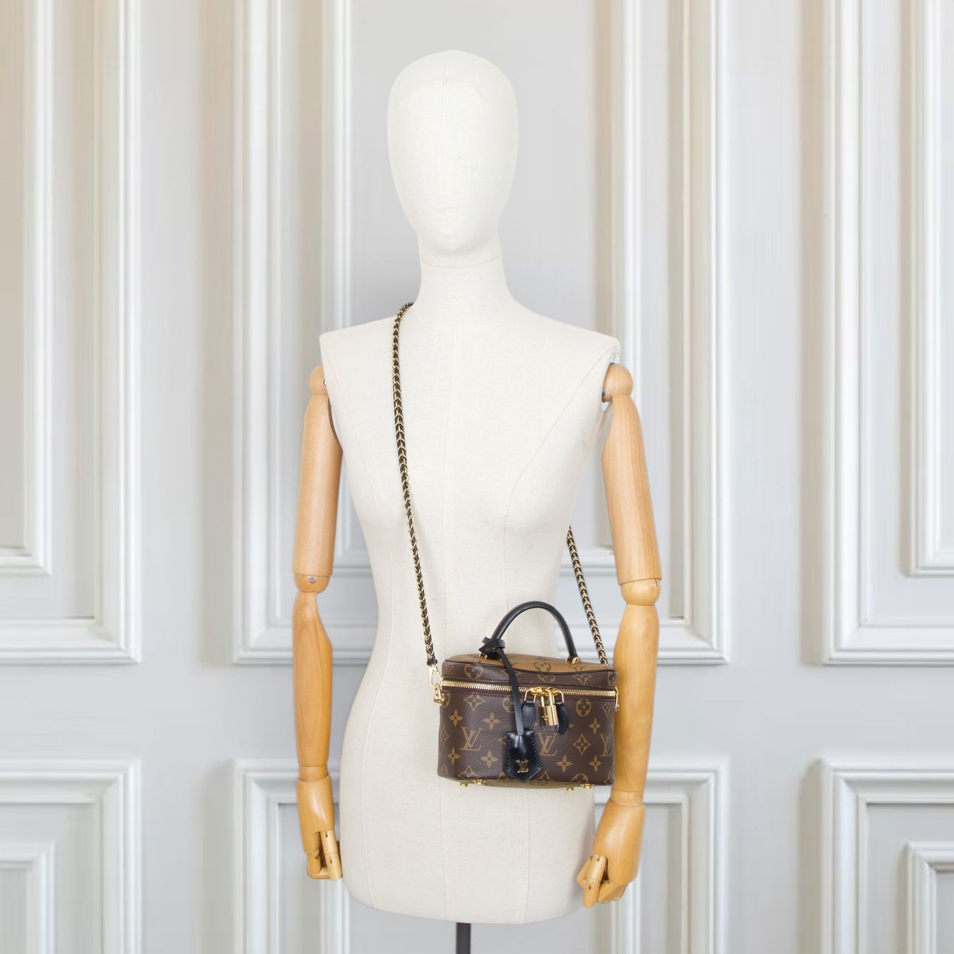 Louis Vuitton Sacs femmes: Louis Vuitton Monogram Reverse Vanity PM – D'occasion à Binningen par Designerlabels 1